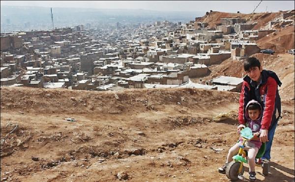 بیش از 4 میلیون نفر از جمعیت تهران در سکونتگاه های غیررسمی بیش از 4 میلیون نفر از جمعیت تهران در سکونتگاه های غیررسمی و حاشیه ای سکونت دارند